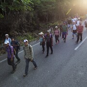 La caravane de milliers de migrants marchant sur une route du sud du Mexique. Donald Trump envisage un décret pour les bloquer à la frontière.