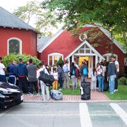 Des migrants vénézuéliens devant l'église St Andrew à Edgartown, Massachusetts.