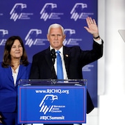 Mike Pence salue la foule aux côtés de sa conjointe Karen.