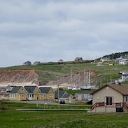 Des maisons dans un paysage du secteur de Millerand, sur l'île du Havre-Aubert, aux Îles-de-la-Madeleine.