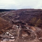 Mine de fer à ciel ouvert de l'Iron Ore à Schefferville, en 1977.