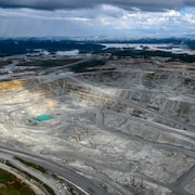 Une vue aérienne de la mine à ciel ouvert.