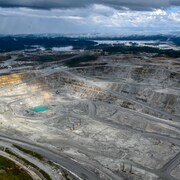 Une vue aérienne de la mine à ciel ouvert.