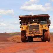 Un gros camion dans une mine.