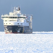 Le bateau Bella Desgagnés navigue à travers les glaces.