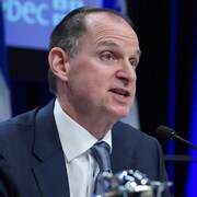 Eric Girard en conf&eacute;rence de presse dans le huis clos budg&eacute;taire.