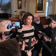 La ministre Geneviève Guilbault en mêlée de presse à l'Assemblée nationale.