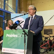 Le ministre fédéral de PrairiesCan, Daniel Vandal, en conférence de presse à Saskatoon, en Saskatchewan, le 29 juin 2022.