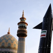 Vue en contre-plongée de la tête d'un missile, du dôme d'une mosquée et l'extrémité d'un minaret.