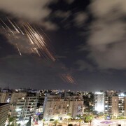 Vu d'Ashkelon, en Israël, le Dôme de fer antimissile israélien intercepte des roquettes.