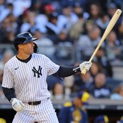 Un joueur des Yankees s'apprête à s'élancer au bâton.
