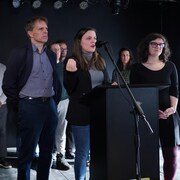 Des partisans du tramway s’adressent aux médias lors d’une conférence de presse.