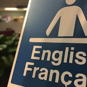 Une affiche où est écrit english français.