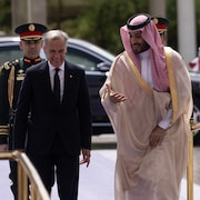 Le prince saoudien Mohammed ben Salmane discute en souriant avec Mark Carney.