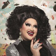 Affiche du spectacle montrant l'humoriste et drag queen entourée d'objets hétéroclites qui virevoltent en l'air. 