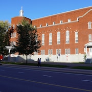 Deux personnes marchant devant le monastère des Servantes de Jésus-Marie à Gatineau.