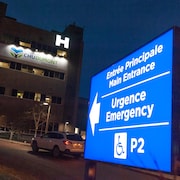 L'entrée du service des urgence de l'hôpital en soirée.