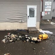 Des déchets devant un édifice. 