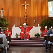 Monseigneur Pierre-Olivier Tremblay assis dans le choeur de la catédrale Notre-Dame de l’Assomption à Hearst.