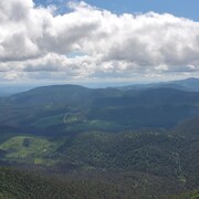 Des montagnes à perte de vue en été.