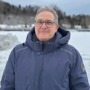 portrait du maire à l'extérieur en hiver.