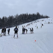 plusieurs personnes sur la piste d'une station de ski