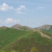 Les crêtes des monts Vallières en été, dans les Chic-Chocs.