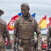 Trois statues de bronze représentant les trois agents de la GRC tués lors d'une fusillade à Moncton le 4 juin 2014