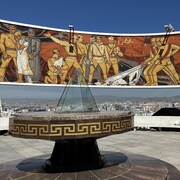 Des figures héroïques de soldats ornent notamment la murale.