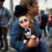  Une femme tient une poupée représentant la candidate à la présidence du parti MORENA Claudia Sheinbaum, le jour de son meeting de clôture de campagne sur la place Zocalo, à Mexico, Mexique, le 29 mai 2024. 