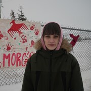Cambria Harris devant une affiche Camp Morgan.