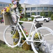 Un vélo avec des bouquets de fleurs