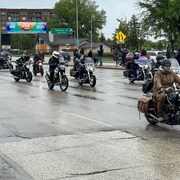 Des motards circulent sur leur moto à Polo Park. 
