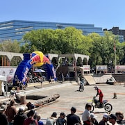 Des personnes en motos sur une piste au centre-ville de Calgary.