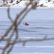 Une motoneige dans la glace.