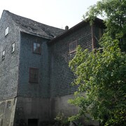 Le moulin avec du bardeau abimé sur le toit.
