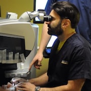 Un médecin durant une opération des yeux.