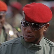 Moussa Dadis Camara en uniforme lors d'une parade.