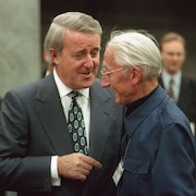 L'océanographe de renommée mondiale Jacques Cousteau et le premier ministre canadien Brian Mulroney en discussion.