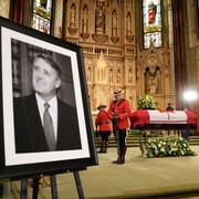 Le cercueil de Brian Mulroney encerclé par des gardes de la Gendarmerie royale du Canada.