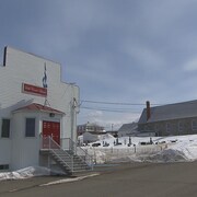 L'église et le bureau municipal de Saint-Simon.