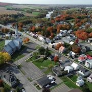Vue aérienne de la municipalité de Sainte-Claire en automne.