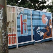 La murale représente, à gauche, un doigt pointant vers le haut et une pagaie. À droite, l'océan et une maison. 