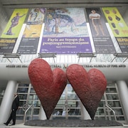 Deux grands cœurs rouge devant l'entrée du Musée des beaux-arts de Montréal.
