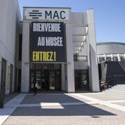 Une banderole sur la façade indique que le Musée est rouvert.
