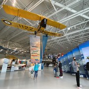 Un avion suspendu au Musée de l'aviation royale de l'Ouest canadien, le 21 mai 2022. 