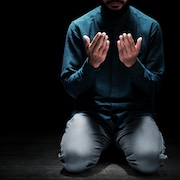 Un musulman effectuant une des cinq prières obligatoires en islam.