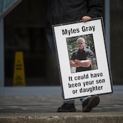 Une affiche avec la photo de Myles Gray avec les mots en anglais : «Ça aurait pu être votre fils ou votre fille.»
