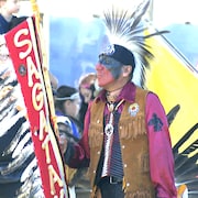 Un homme en costume traditionnel.