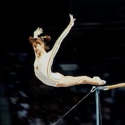 Elle est toute arch&eacute;e, lors d'un saut o&ugrave; elle quitte des barres transversales.